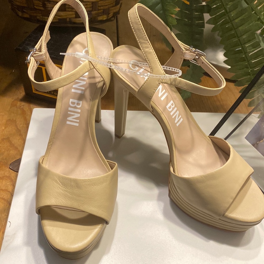 Gianni Bini Leather Sandals, 2” Front Platform & 6” Heel,Color Nude, Sz 11M NWT